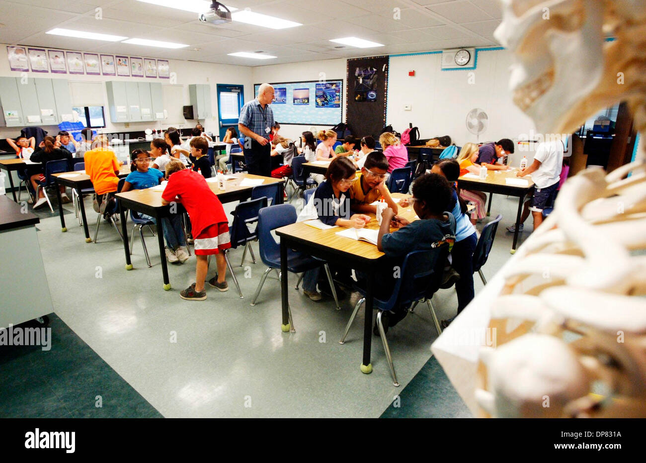 Ottobre 24, 2006 - Castro Valley, CA, Stati Uniti d'America - CHARLES REYNES insegna la sua quarta classe di qualità sui minerali a indipendente dalla scuola elementare in Castro Valley. Reynes è il Castro Valley insegnante dell'anno. (Credito Immagine: © Jane Tyska/Oakland Tribune/ZUMA Premere) Restrizioni: * USA Tabloid diritti * Foto Stock