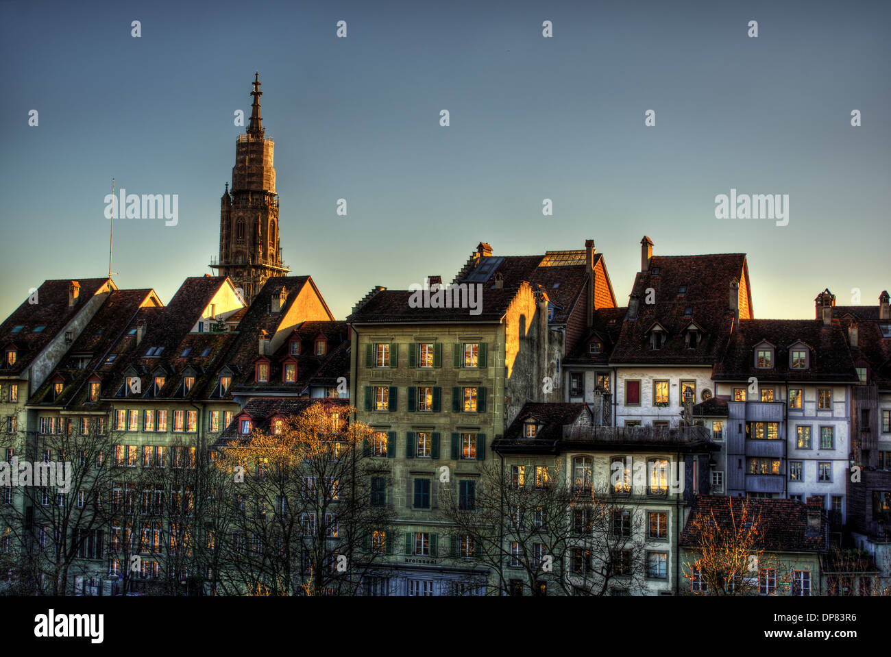 Luce che riflette in finestre di abitazioni a Berna (Svizzera), HDR-tecnica Foto Stock
