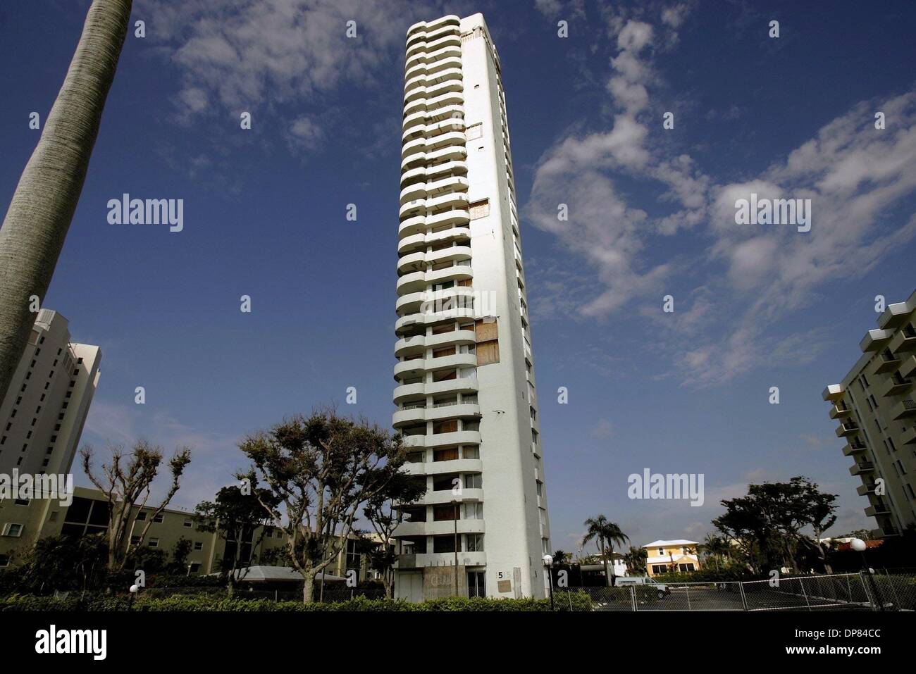 Giu 03, 2006 - West Palm Beach, Florida, Stati Uniti d'America - un uragano ha danneggiato la costruzione presso 1515 S. Flagler Drive in West Palm Beach ha acquistato da Thanos Papalexis. (Credito Immagine: Â© Libby Volgyes/Palm Beach post/ZUMA Press) Foto Stock