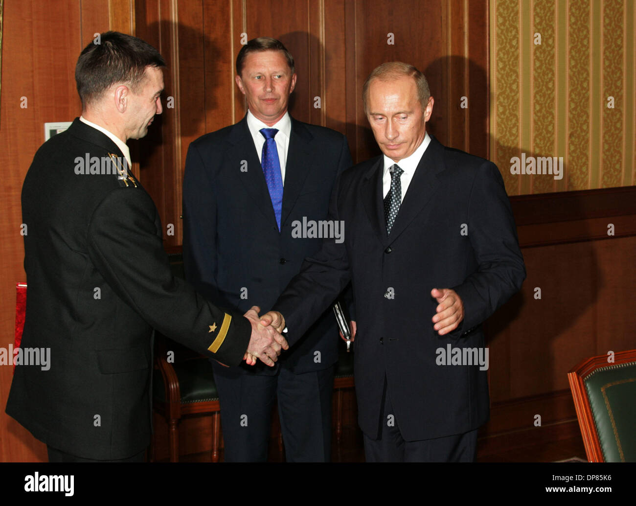 (L-r)Il presidente russo Vladimir Putin durante l incontro con il Ministro della difesa Sergei Ivanov e Sergei Radchuk - il comandante del sottomarino nucleare russo "Ekaterinburg' nella residenza estiva Bocharov Ruchey a Sochi.(Immagine di credito: © PhotoXpress/ZUMA Premere) Restrizioni: Nord e Sud America diritti solo! Foto Stock