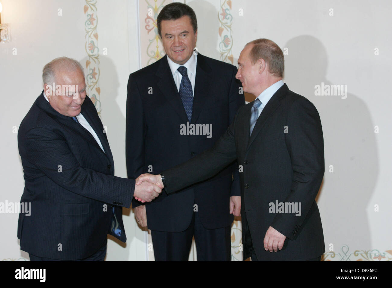 Il presidente russo Vladimir Putin durante il suo incontro con il primo ministro dell'Ucraina Viktor Yanukovich (centro) in Novo-Ogarevo residence vicino a Mosca.(Viktor Chernomyrdin - ambasciatore russo in Ucraina a sinistra) (credito Immagine: © PhotoXpress/ZUMA Premere) Restrizioni: Nord e Sud America diritti solo! Foto Stock