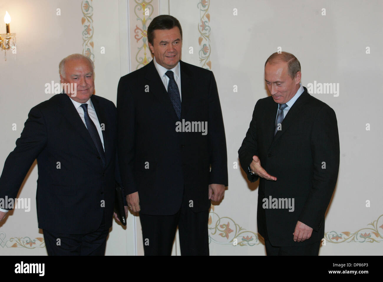 Il presidente russo Vladimir Putin durante il suo incontro con il primo ministro dell'Ucraina Viktor Yanukovich (centro) in Novo-Ogarevo residence vicino a Mosca.(Viktor Chernomyrdin - ambasciatore russo in Ucraina a sinistra) (credito Immagine: © PhotoXpress/ZUMA Premere) Restrizioni: Nord e Sud America diritti solo! Foto Stock