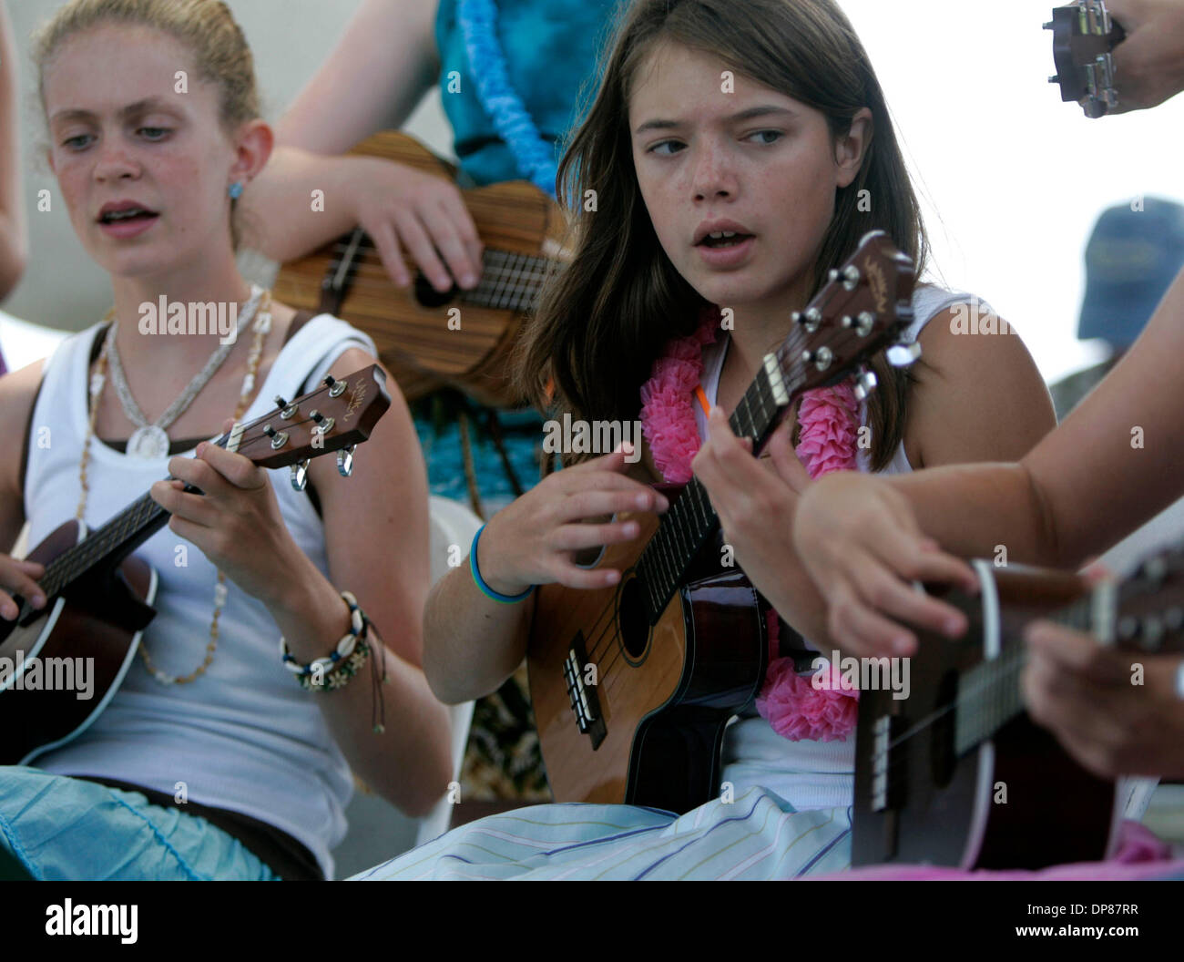 (Pubblicato il 8/20/2006, B-2) 19 agosto 2006 San Diego, CA ANNA McCREARY, 12, sinistro e Valerie Lowe, 12, destra, giocare i loro strumenti con altri membri di ''Honu Ukulele Halau'' (Turtle Ukulele Scuola) di Escondido, nel terzo annuale di San Diego Ukulele Festival al Parco litorale su Shelter Island. La band è composta da 7TH e 8th-grade ukulele giocatori da un dopo scuola club Foto Stock (Pubblicato il 8/20/2006, B-2) 19 agosto 2006 San Diego, CA ANNA McCREARY, 12, sinistro e Valerie Lowe, 12, destra, giocare i loro strumenti con altri membri di ''Honu Ukulele Halau'' (Turtle Ukulele Scuola) di Escondido, nel terzo annuale di San Diego Ukulele Festival al Parco litorale su Shelter Island. La band è composta da 7TH e 8th-grade ukulele giocatori da un dopo scuola club Foto Stock