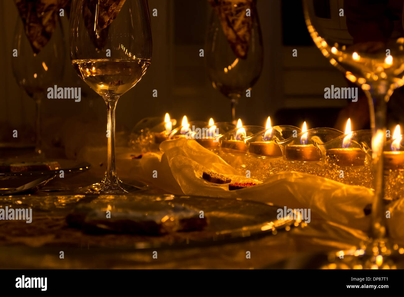Solenne Tavolo Da Pranzo, bicchieri di vino a lume di candela Foto Stock