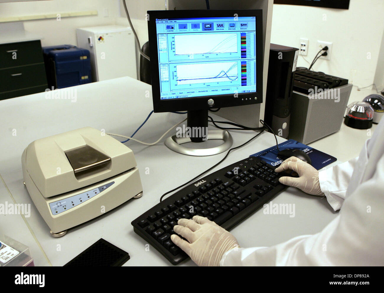 (Pubblicata il 9/9/2005, C-5) Scienze GeneOhm rende in tempo reale apparecchiature PCR (reazione a catena della polimerasi) come quella a sinistra per leggere i campioni di medicinali da pazienti affetti da MRSA, una carne-eating batteri sulla pelle, come pure i batteri che provoca la sepsi, una minaccia per la vita di infezione del sangue. GeneOhm anche la scienza ha inventato il software per interpretare i dati. Tecnico di Ricerca Victor Foto Stock