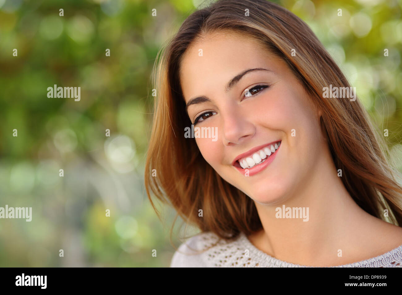Bella donna bianca smile dental care concetto con uno sfondo verde Foto Stock