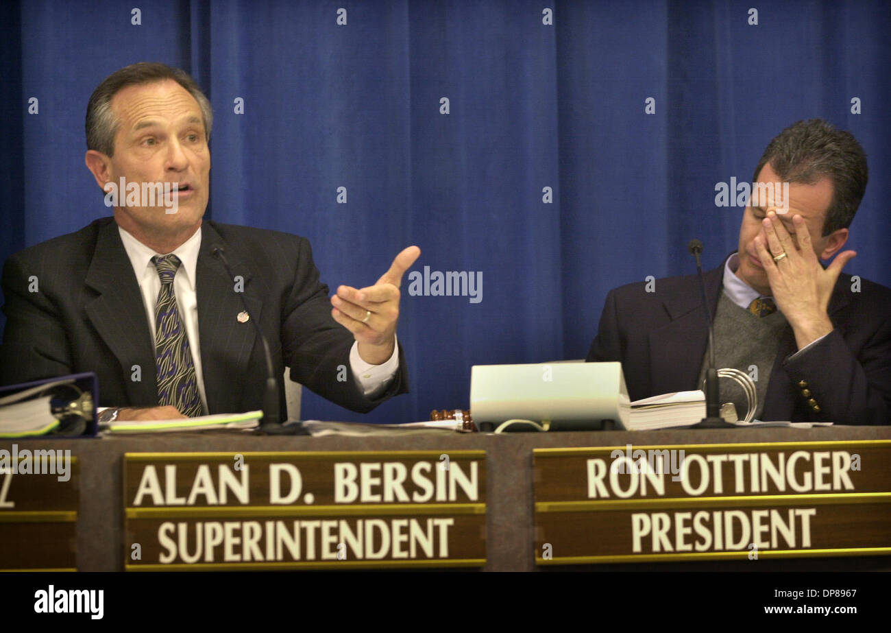 (Pubblicato il 23/04/2003, B-1:1,6,7): Soprintendente Alan Bersin ha parlato di bilancio come Presidente Ron Ottinger ascoltato durante il martedì school board meeting. Foto Stock