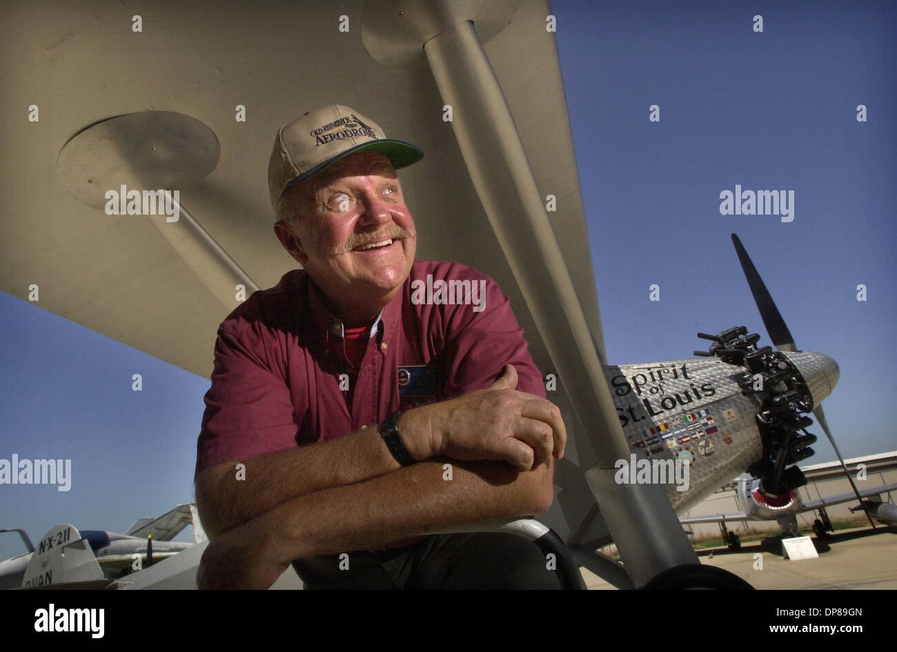 (Pubblicato il 08/14/2003, B-1:1,2,6,7, UTS1754421) capitano Roger Baker guardato fuori da sotto un ala della replica dello spirito di san Luigi come è stato parcheggiato a San Diego il Museo Aerospaziale allegato a Gillespie Campo in El Cajon. Baker sarà battenti di aerei di Lindbergh Field per celebrare il venticinquesimo anniversario dell'aeroporto. Parole chiave: aeromobili. Foto Stock