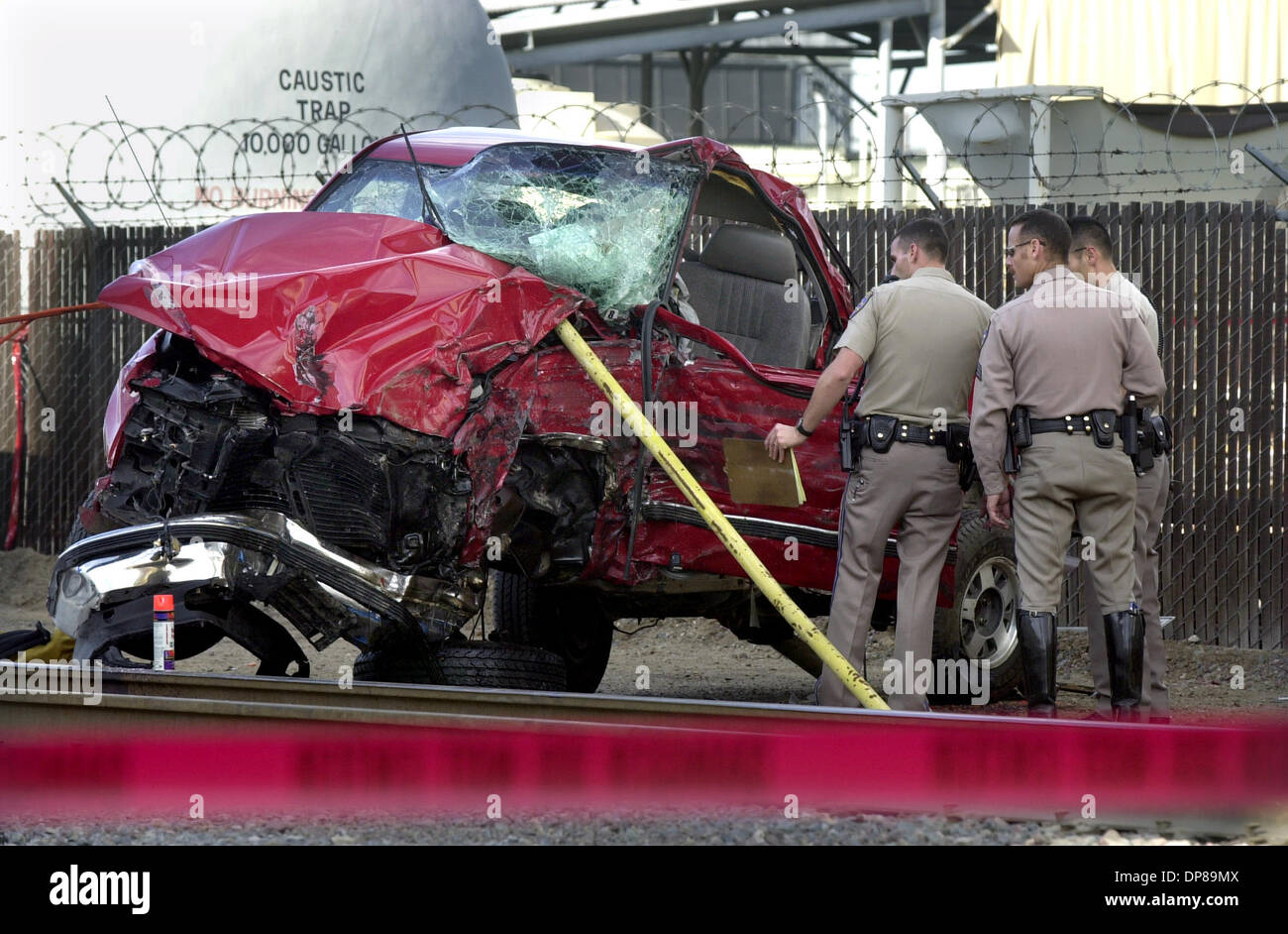 (SignOn Gallery 1/19/2004; Pubblicato 22/01/2004, E-1; UTS1784631) California Highway Patrol ufficiali su un pick-up che immersi quasi 140-piedi dal Coronado ponte su binari adiacenti a Northrop Grumman alla fine della cinghia Street vicino a Sampson Street in altezze di Logan. Il conducente del carrello è stato ucciso.--Laura Embry/Union-Tribune Foto Stock