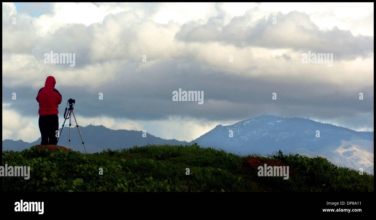 Lunedì 5 Marzo 6,2006-- Un fotografo imposta il suo cavalletto e fotocamera sulla collina di dinosauro per un colpo di neve coperto mt. Diablo. (Bob Larson/Contra Costa Times/KRT) Foto Stock