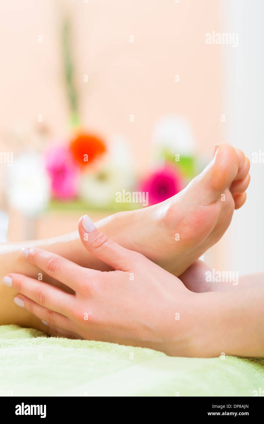 La donna in una manicure ricevendo una pedicure da un estetista, ella è ottenere un massaggio ai piedi Foto Stock