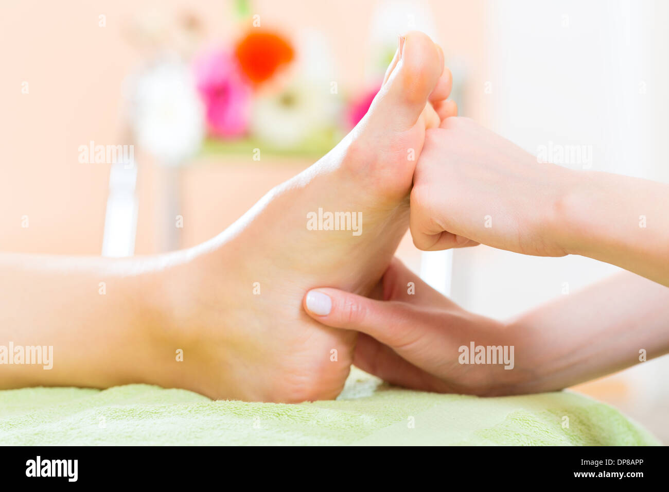 La donna in una manicure ricevendo una pedicure da un estetista, ella è ottenere un massaggio ai piedi Foto Stock