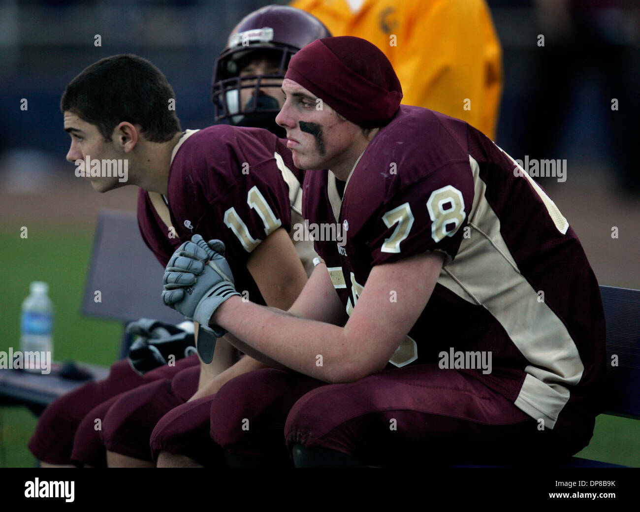 (Pubblicato il 12/14/2005, sezione speciale-4)l'agonia della sconfitta era evidente sulle facce di Pt. Loma il quarterback Lucas Shaw (11), e Matt Passwaters (78) dopo che essi sono stati clamorosamente sconfitti da sant'Agostino Santi martedì nella divisione III campionati a Qualcomm. Peggy Peattie foto Foto Stock