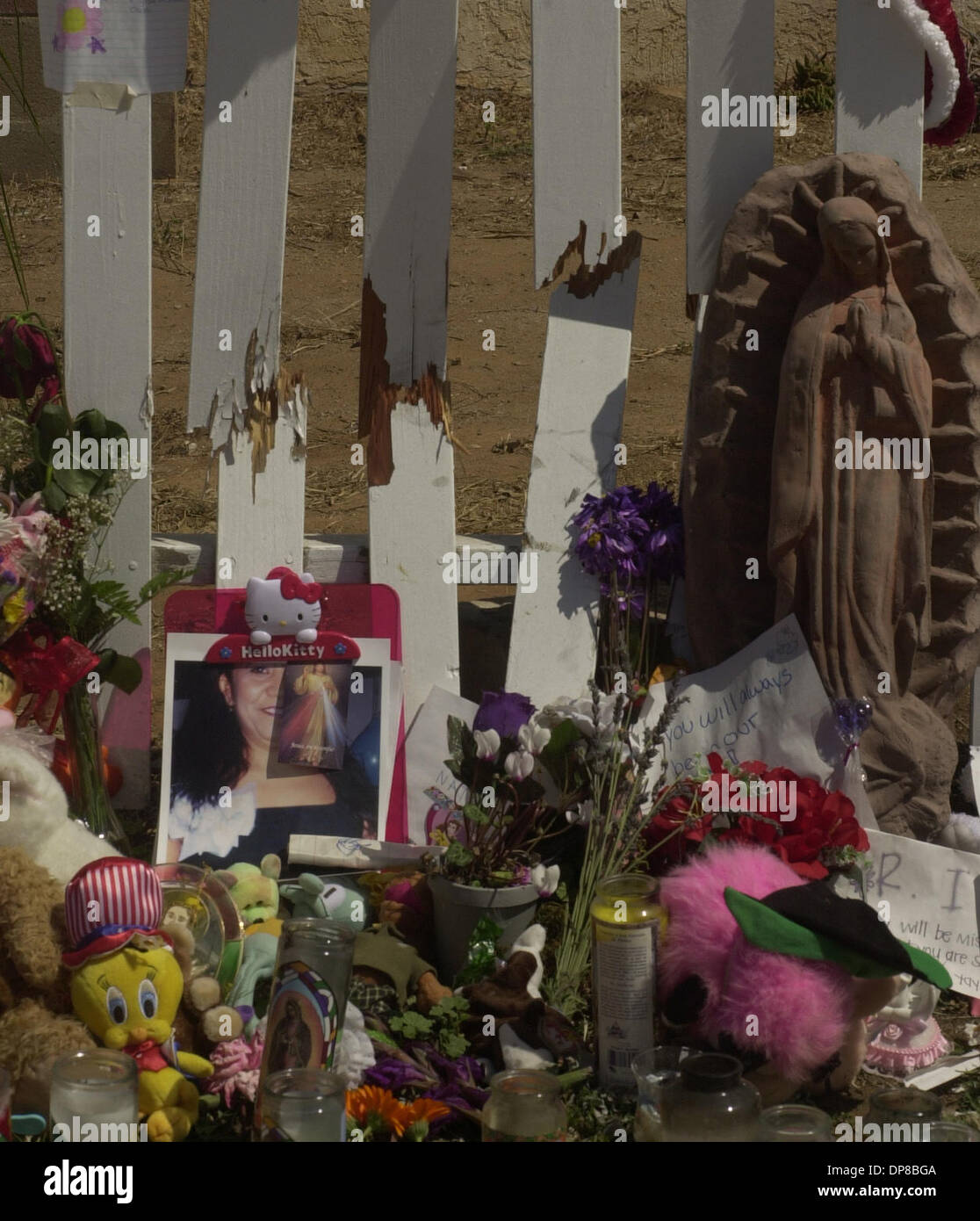(Pubblicato il 05/01/2003, B-1:6): un grande memoriale di fiori, lettere, articoli religiosi e animali impagliati copre il recinto sul Sambuco Street vicino a XIII in Imperial Beach dove Ana Cardona e sua figlia Diana, 8, sono state uccise dauna sbandamenti auto. Un'altra figlia Natalie è ancora in ospedale e Ana e il nipote di Aksel Ruiz è stato anche ricoverato in ospedale ma Mercoledì rilasciato (oggi). Peggy P Foto Stock