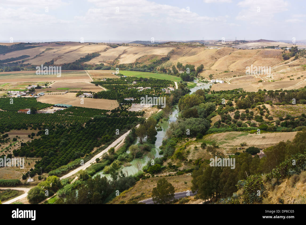 Arcos de la frontera, vista da Plaza del Cabildo Gaudalete oltre il fiume e la valle Foto Stock