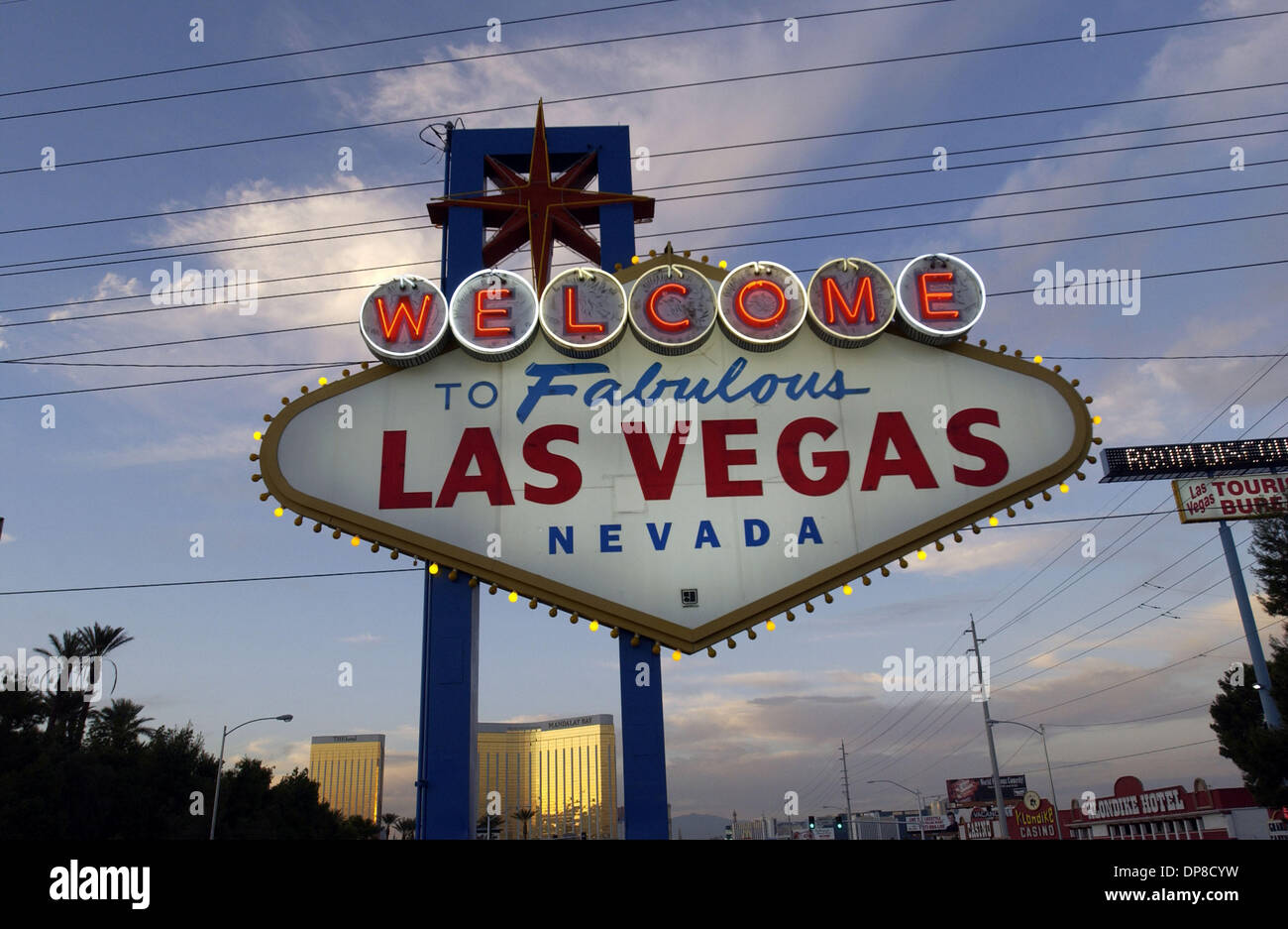 Settembre 29, 2006 - Las Vegas, NEV, STATI UNITI D'AMERICA - Una vista di benvenuto a Las Vegas segno che si trova nella Strip di Las Vegas. Las Vegas è situata nel deserto del Nevada negli Stati Uniti occidentali, è il gioco d'azzardo capitale del mondo. Si tratta di una città che non smette mai di come tutto è aperto 24 ore al giorno. Se siete stanchi di tirando la maniglia su di un bandito armato, l'area circostante presenta alcuni Foto Stock