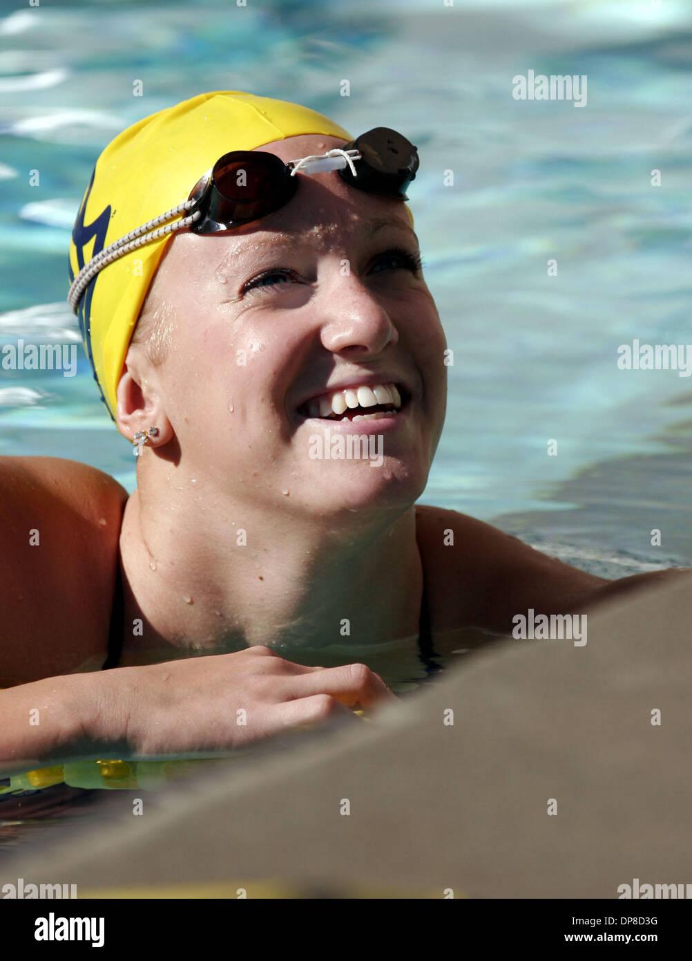Cal nuotatore Dana Vollmer, un membro della medaglia d oro 800 metri relè freestyle team che impostare un record del mondo alla Olimpiadi di Atene, durante la pratica IN U.C. Berkeley a Berkeley, California giovedì, 19 ottobre 2006. .(Dean Coppola/Contra Costa Times/ZUMA Press) Foto Stock