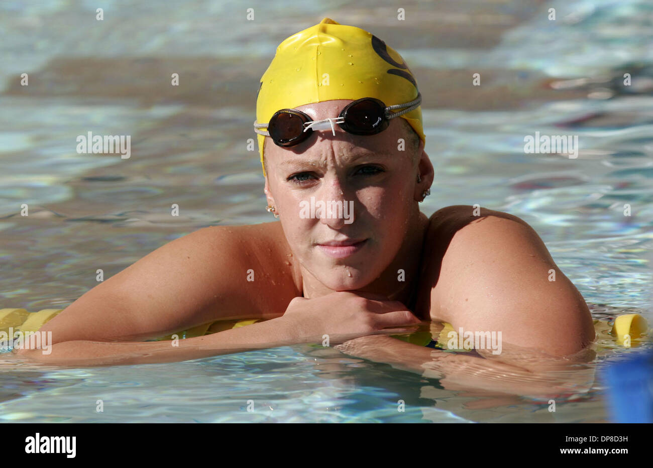 Cal nuotatore Dana Vollmer, un membro della medaglia d oro 800 metri relè freestyle team che impostare un record del mondo alla Olimpiadi di Atene, durante la pratica IN U.C. Berkeley a Berkeley, California giovedì, 19 ottobre 2006. .(Dean Coppola/Contra Costa Times/ZUMA Press) Foto Stock