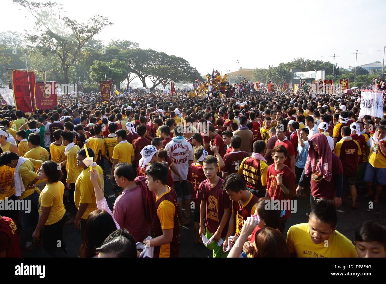 Manila, Filippine . 9 Gen, 2014. Devoti filippino tenta di avvicinarsi alla processione del Nazareno nero come ostenta intorno a Manila nelle Filippine il 9 gennaio 2014. Il Nazareno nero è creduto essere miracolosa da milioni di cattolici filippini. Foto di Mark Cristino Credito: Mark Fredesjed Cristino/Alamy Live News Foto Stock