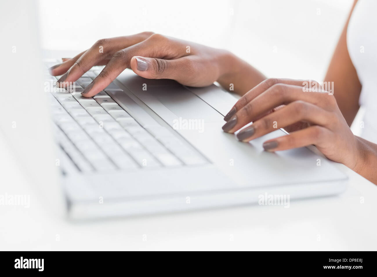 Chiudere fino a womans mani usando il suo computer portatile Foto Stock