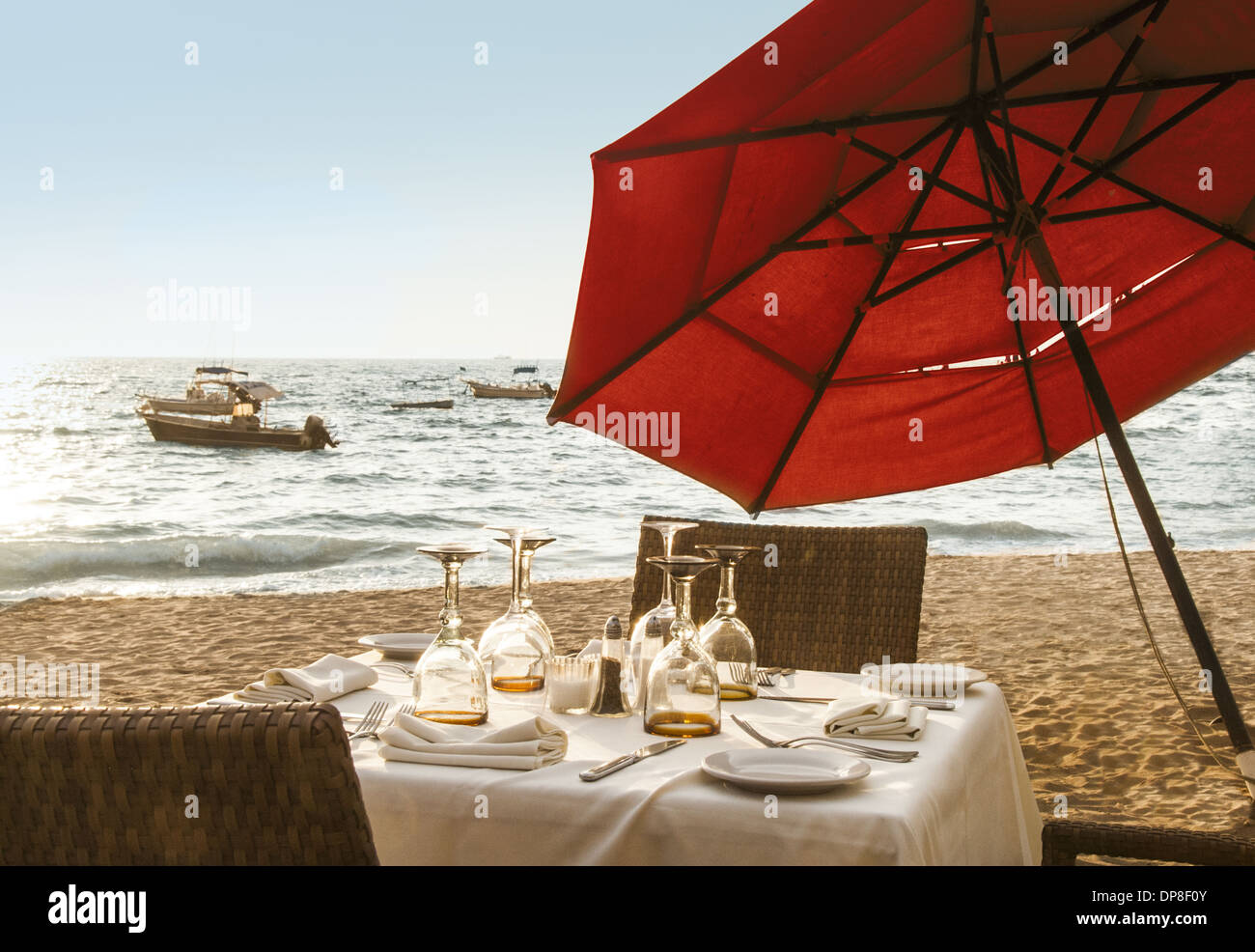 Inserire le impostazioni sul tavolo da pranzo su Los Muertos Beach, Puerto Vallarta, Messico Foto Stock