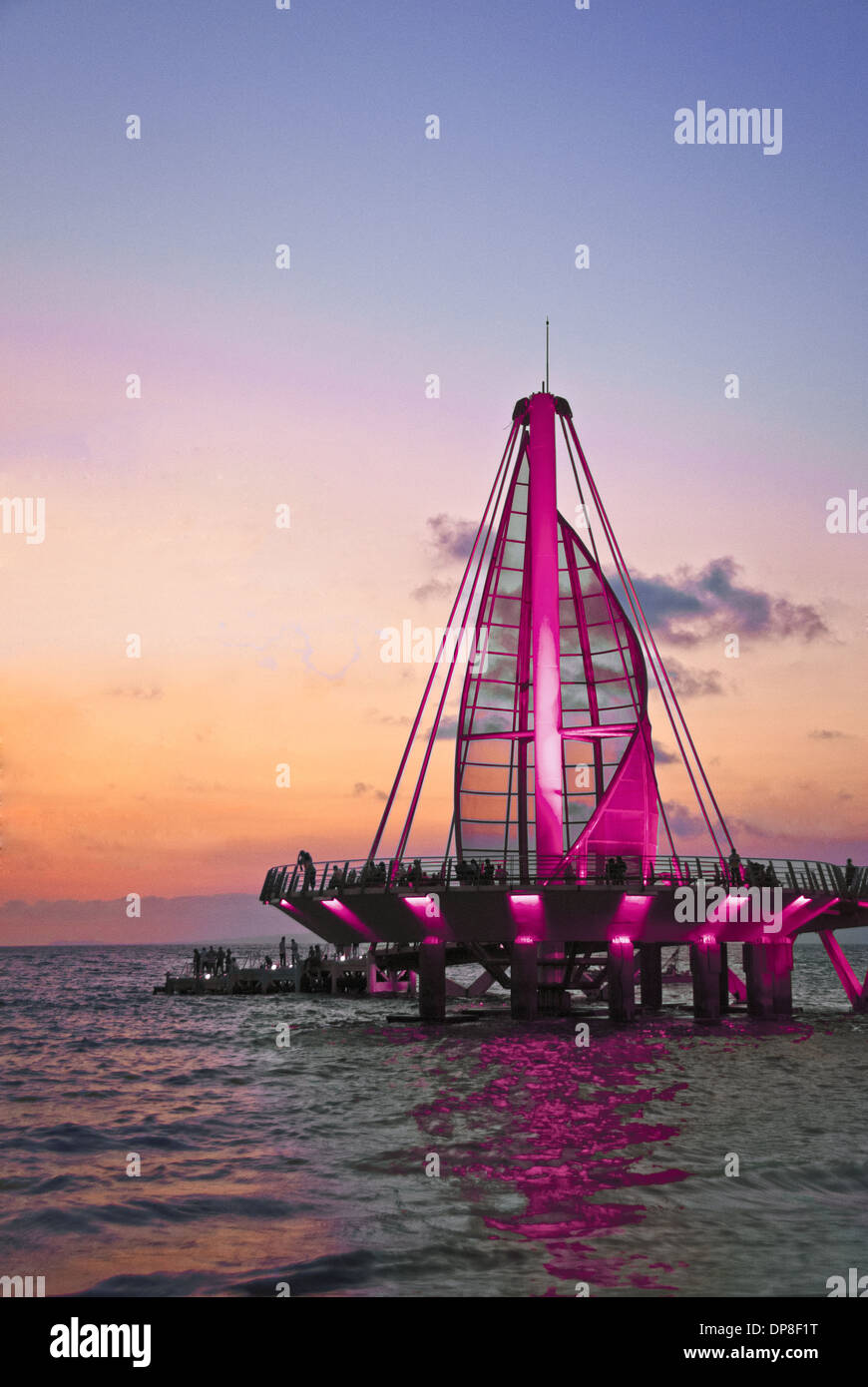 Scultura di vela illuminata al tramonto, Puerto Vallarta, Jalisco, Messico Foto Stock