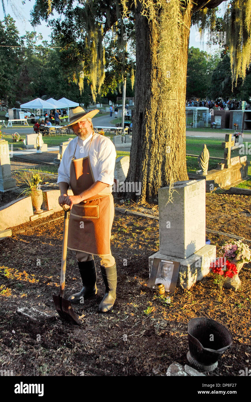 Cimitero tour notturno con reenactors in Biloxi Mississippi Foto Stock