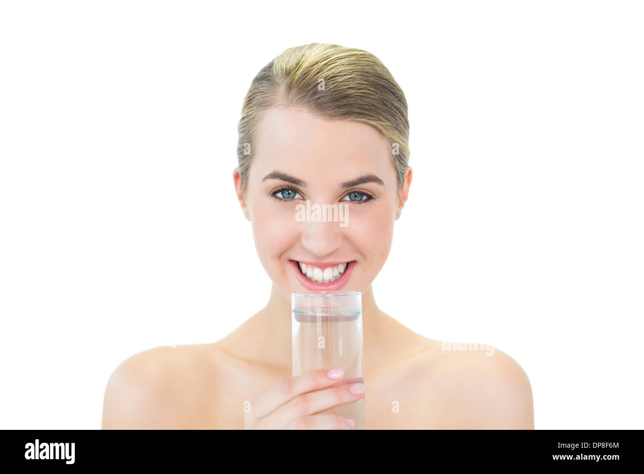 Sorridente bionda attraente tenendo un bicchiere di acqua Foto Stock