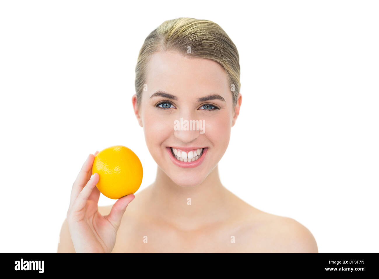 Sorridente bionda attraente holding arancione Foto Stock