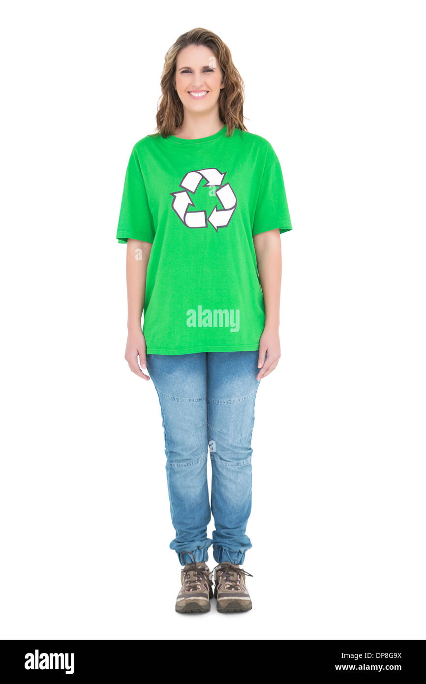 Attivista ambientale indossa tshirt verde con il simbolo di riciclaggio su di esso Foto Stock