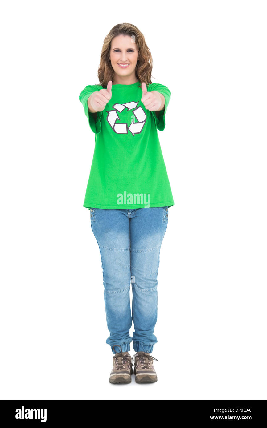 Donna che indossa tshirt verde con il simbolo di riciclaggio dando pollice in alto Foto Stock