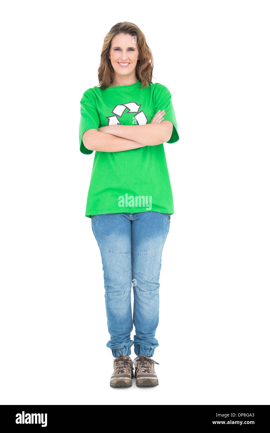 Donna che indossa tshirt verde con il simbolo di riciclaggio bracci di attraversamento Foto Stock
