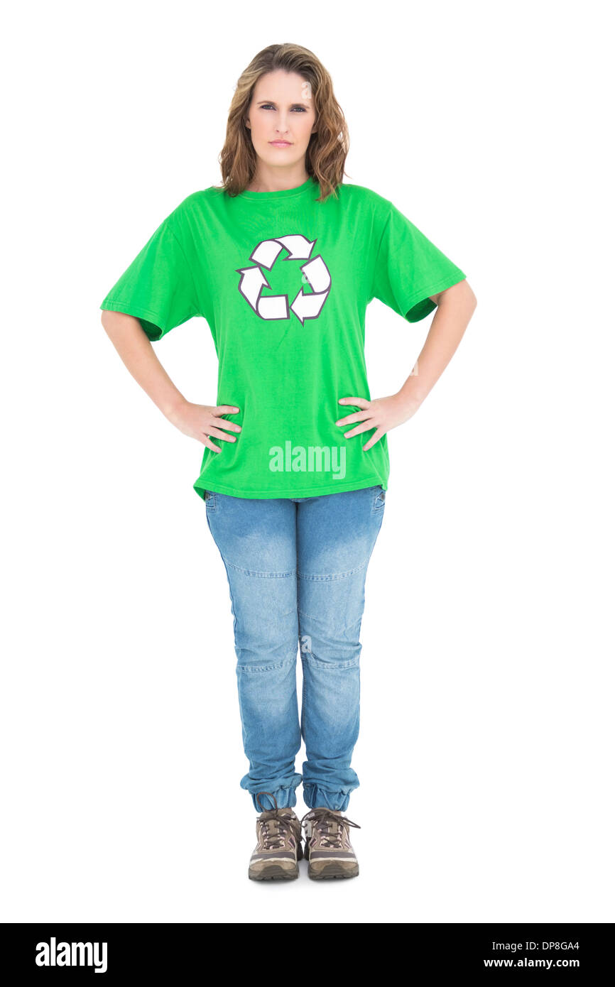Grave donna che indossa il riciclaggio tshirt in posa Foto Stock