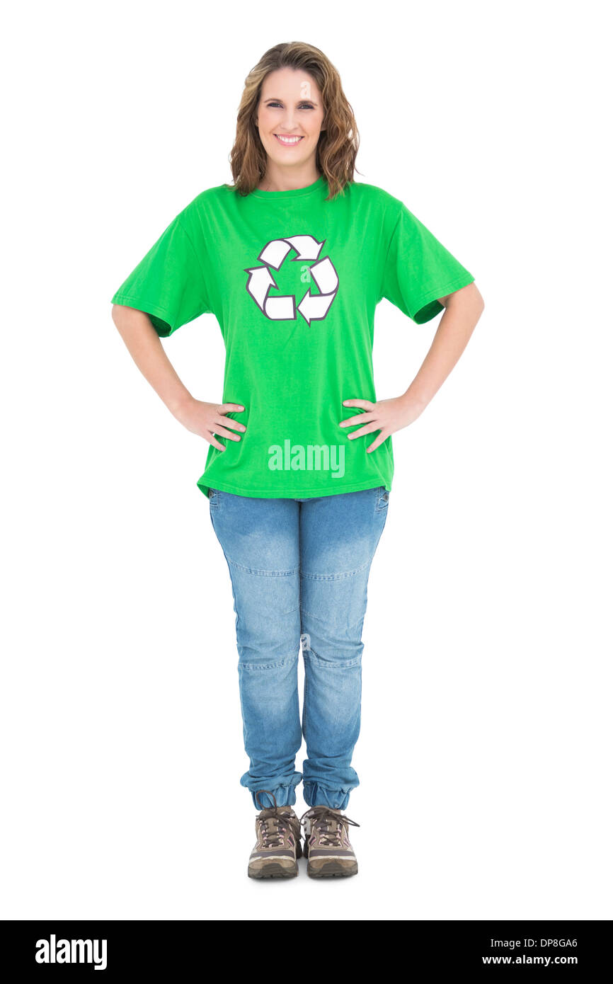 Donna sorridente indossando il riciclaggio tshirt in posa Foto Stock