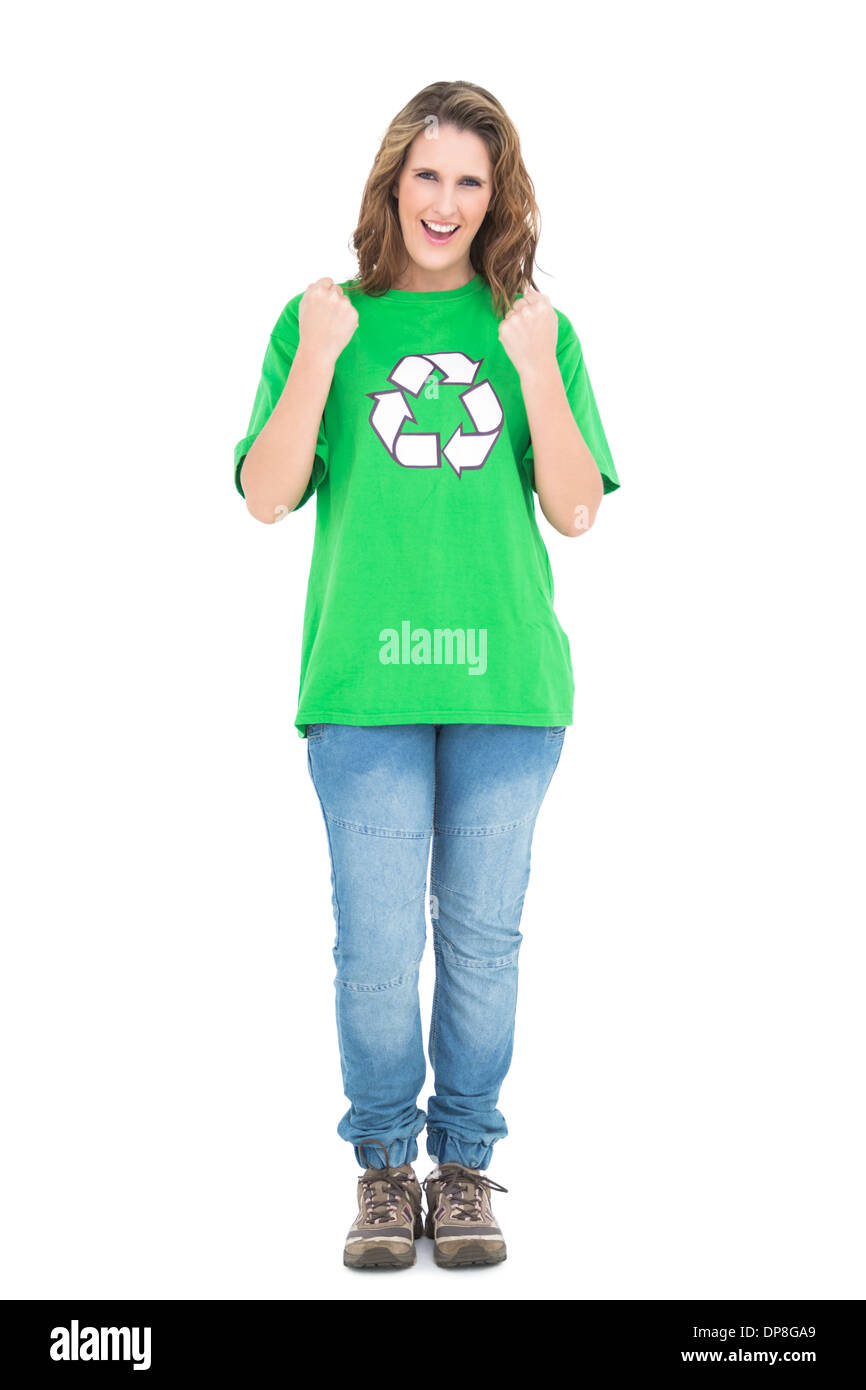 Felice giovane donna indossa camicia verde con il simbolo di riciclaggio Foto Stock