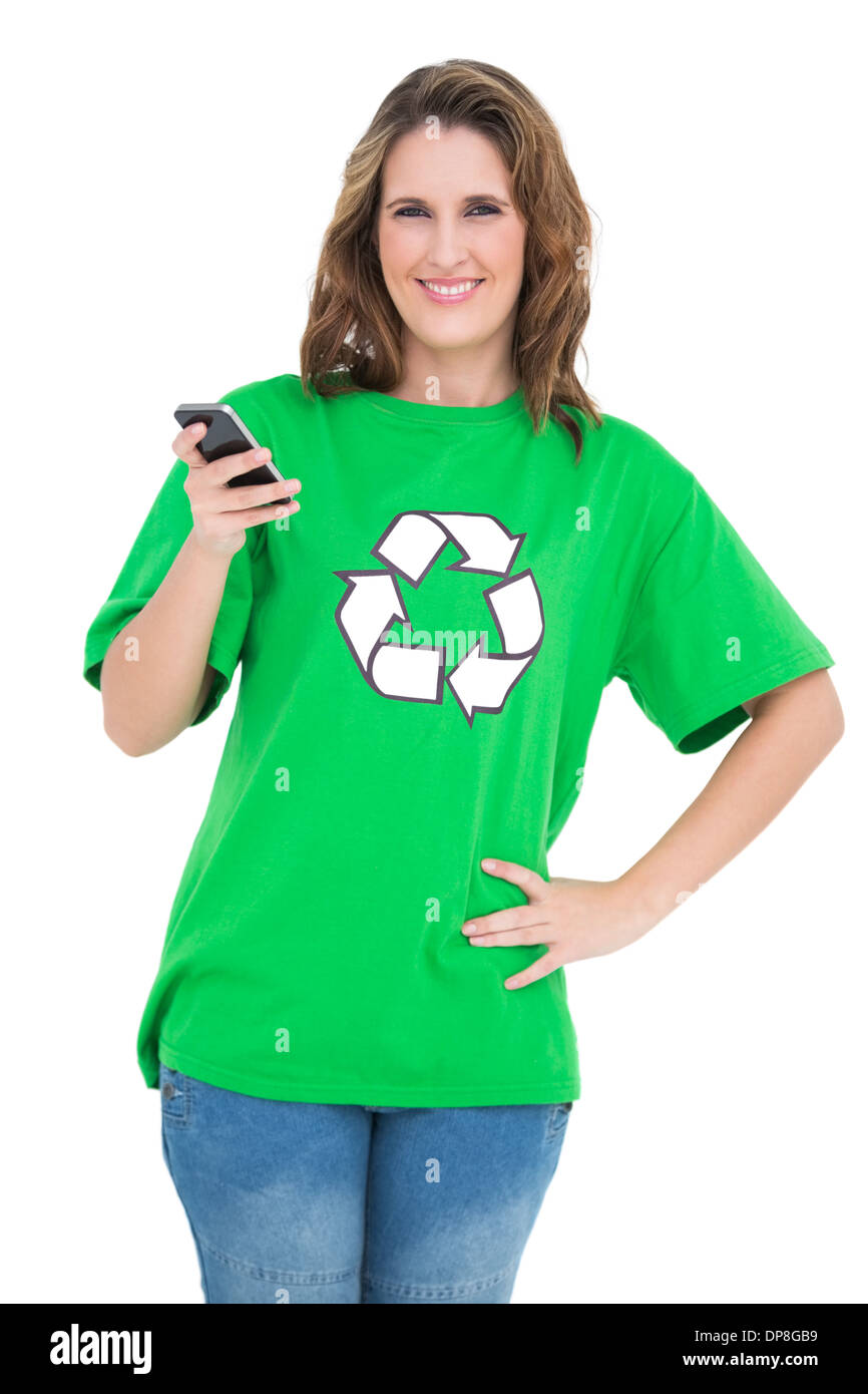 Sorridente attivista ambientale azienda telefono guardando la fotocamera Foto Stock