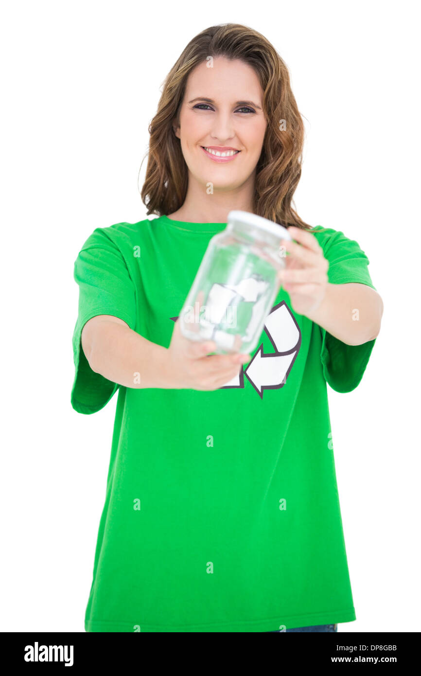 Sorridente attivista ambientale tenendo il vetro Foto Stock