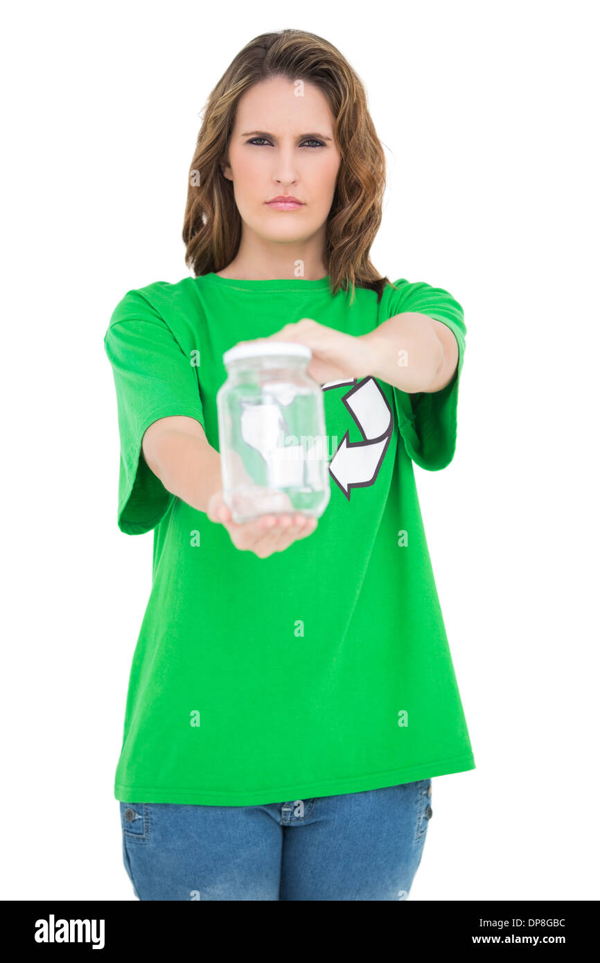 Grave attivista ambientale tenendo il vetro osservando la fotocamera Foto Stock