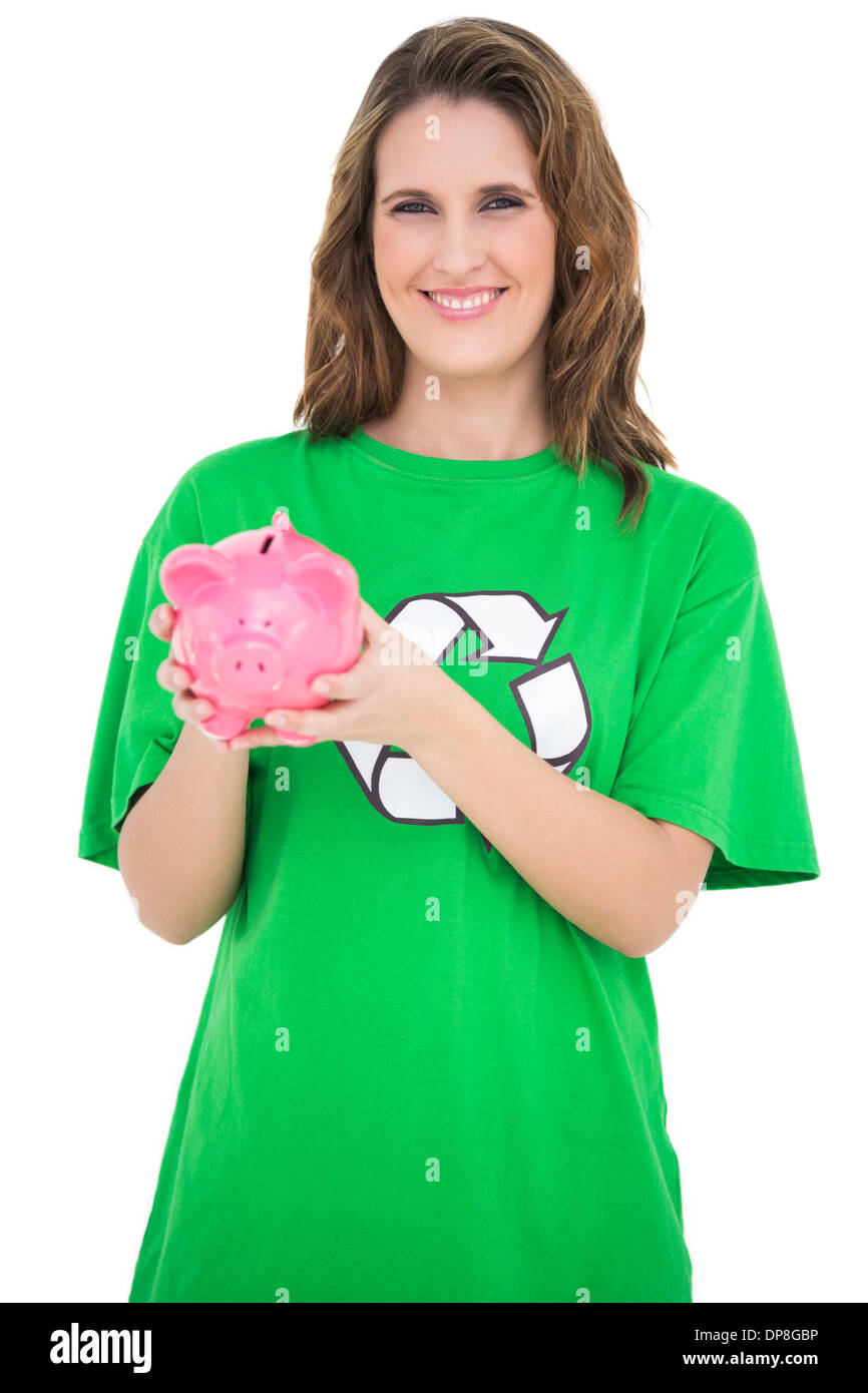 Sorridente attivista ambientale mostrando salvadanaio Foto Stock