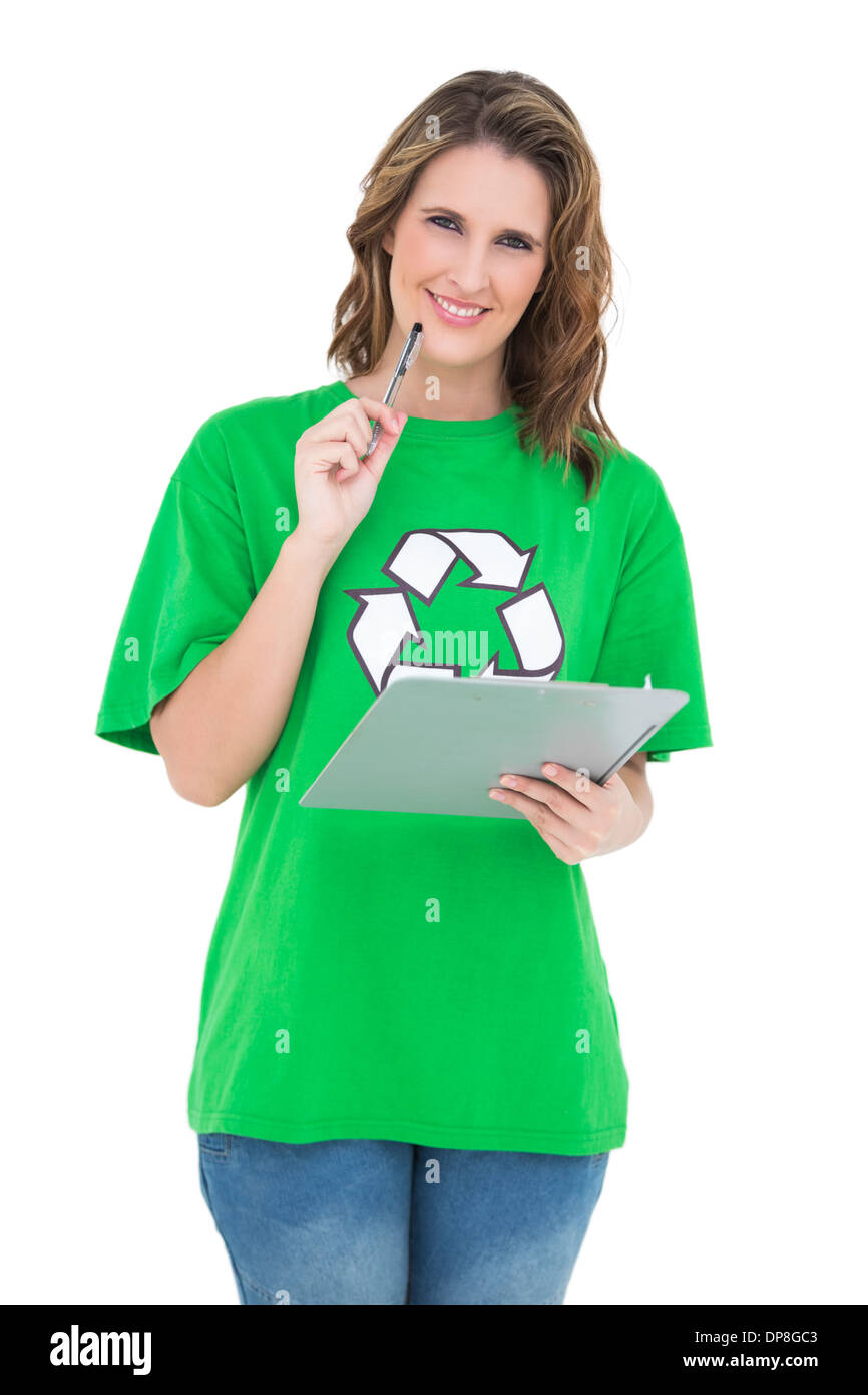 Sorridente attivista ambientale azienda appunti guardando la fotocamera Foto Stock