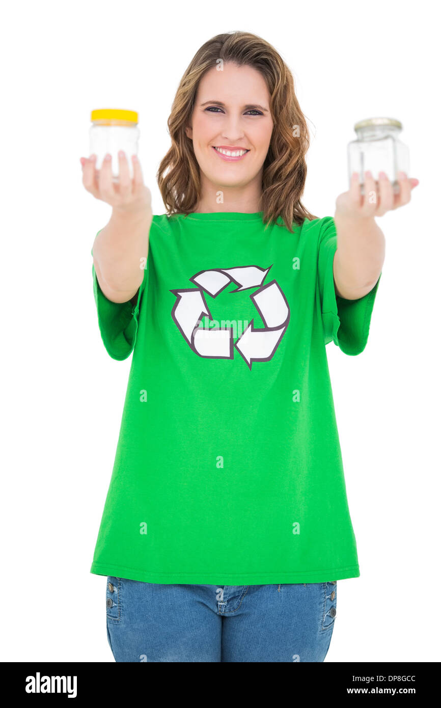 Sorridente attivista ambientale mostrante vasi guardando la fotocamera Foto Stock
