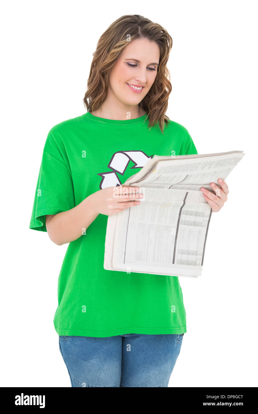 Sorridente attivista ambientale quotidiano di lettura Foto Stock