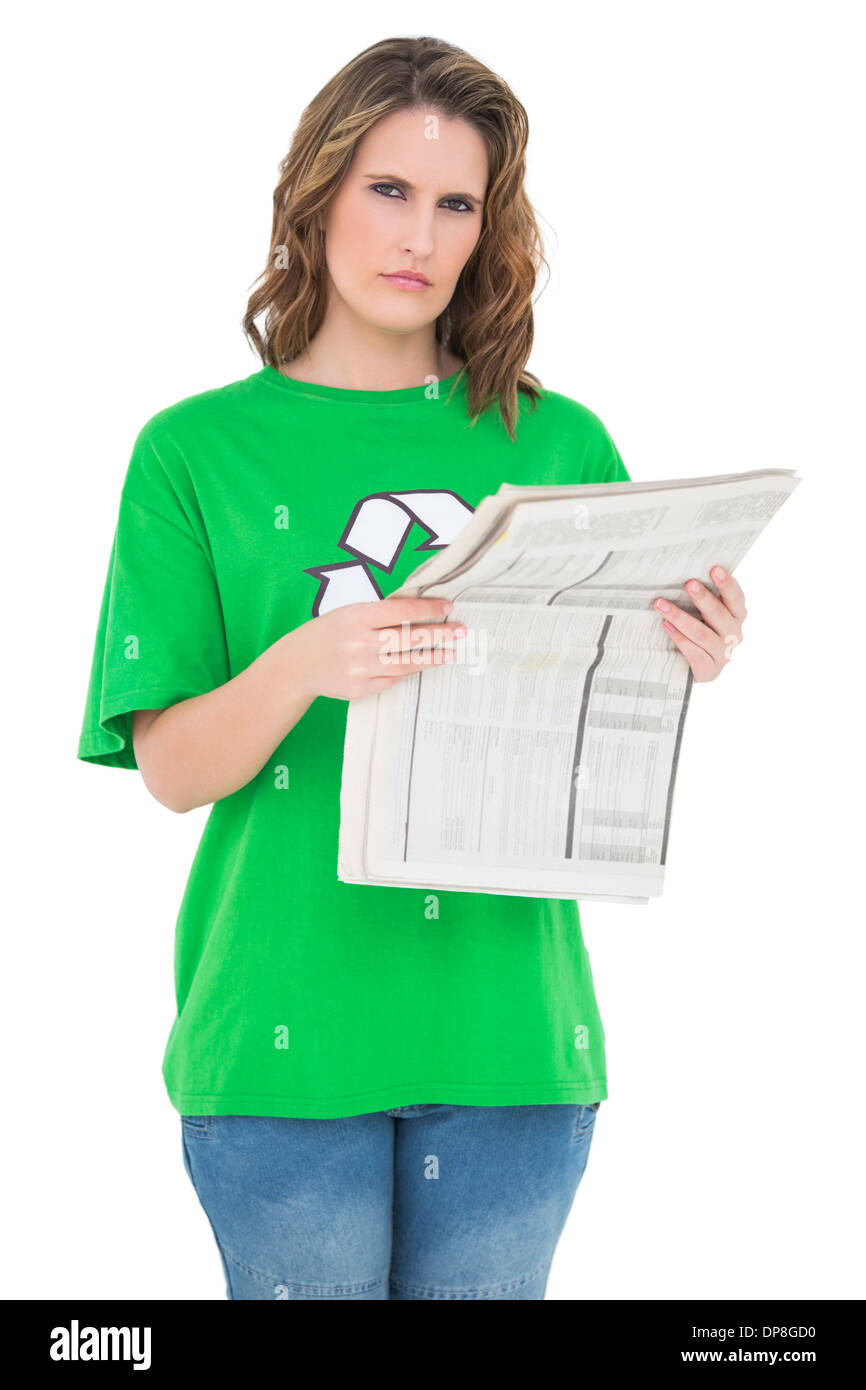 Attivista ambientale azienda newpaper guardando la fotocamera Foto Stock