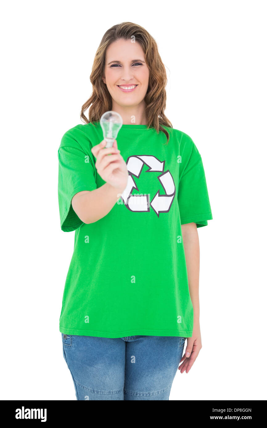 Sorridente attivista ambientale azienda lampadina della luce Foto Stock