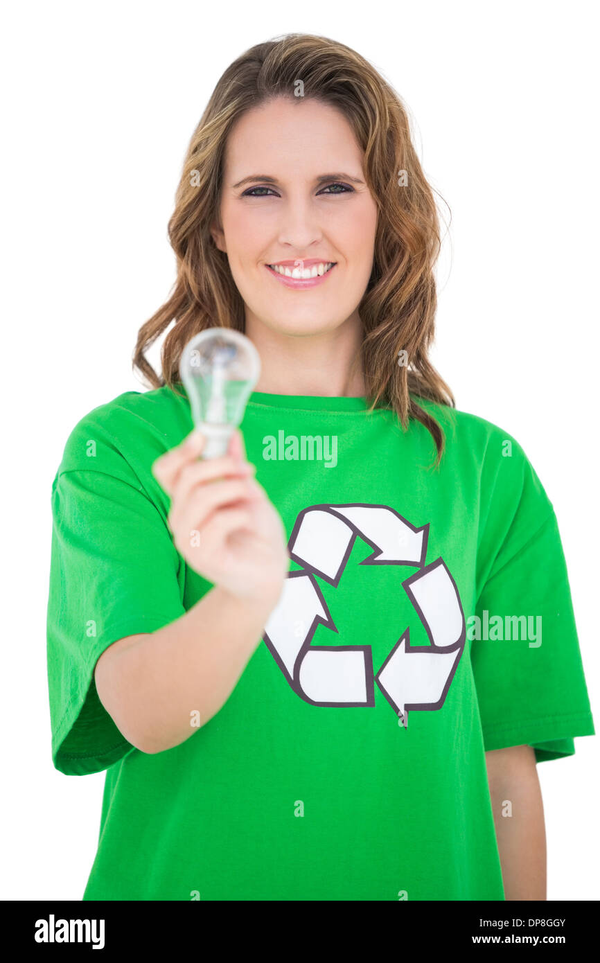 Sorridente attivista ambientale azienda lampadina guardando la fotocamera Foto Stock