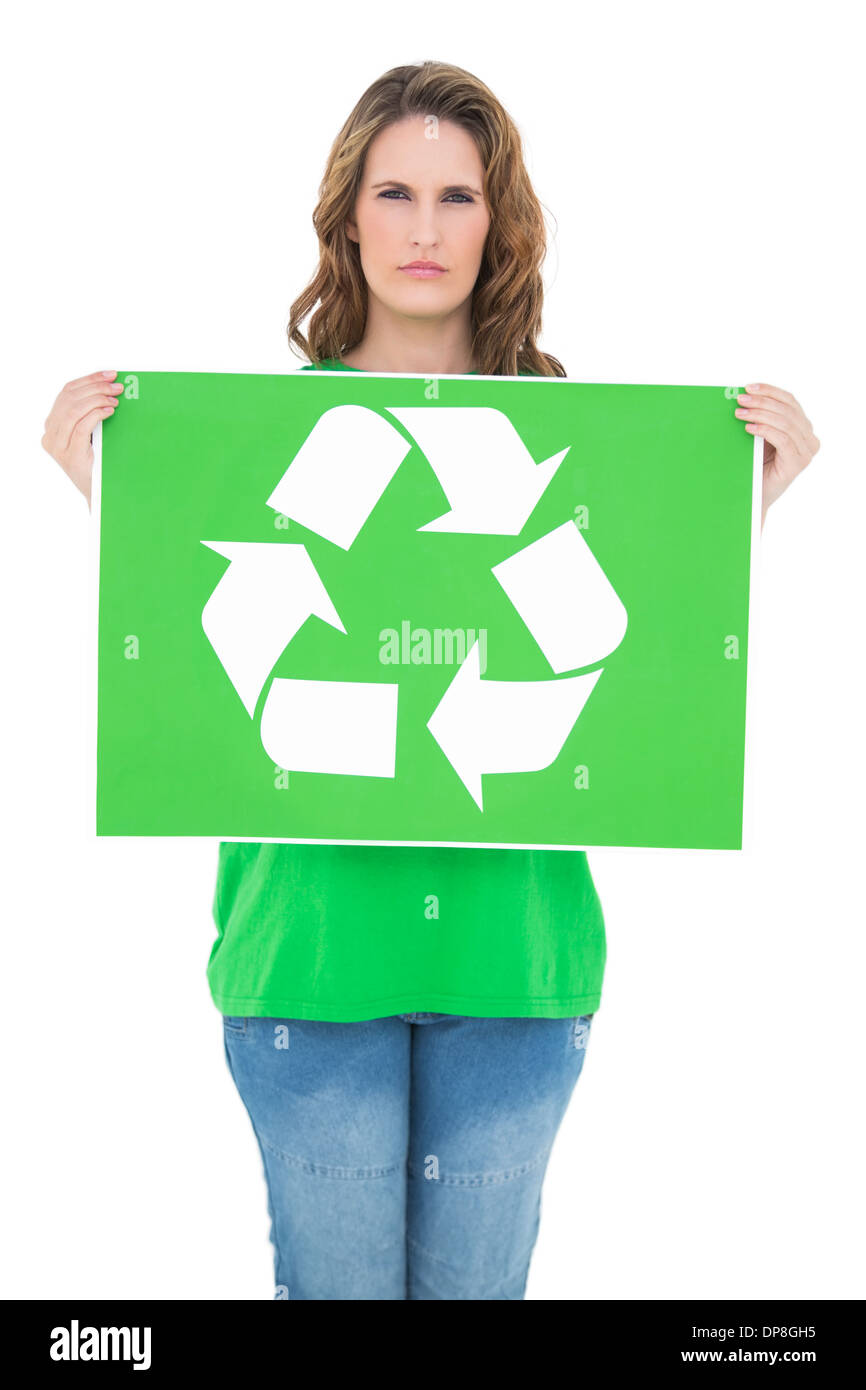 C'erano pochi sorrisi attivista ambientale tenendo premuto segno di riciclaggio Foto Stock