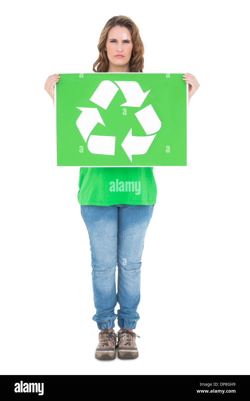 Attivista ambientale tenendo premuto segno di riciclaggio guardando la fotocamera Foto Stock