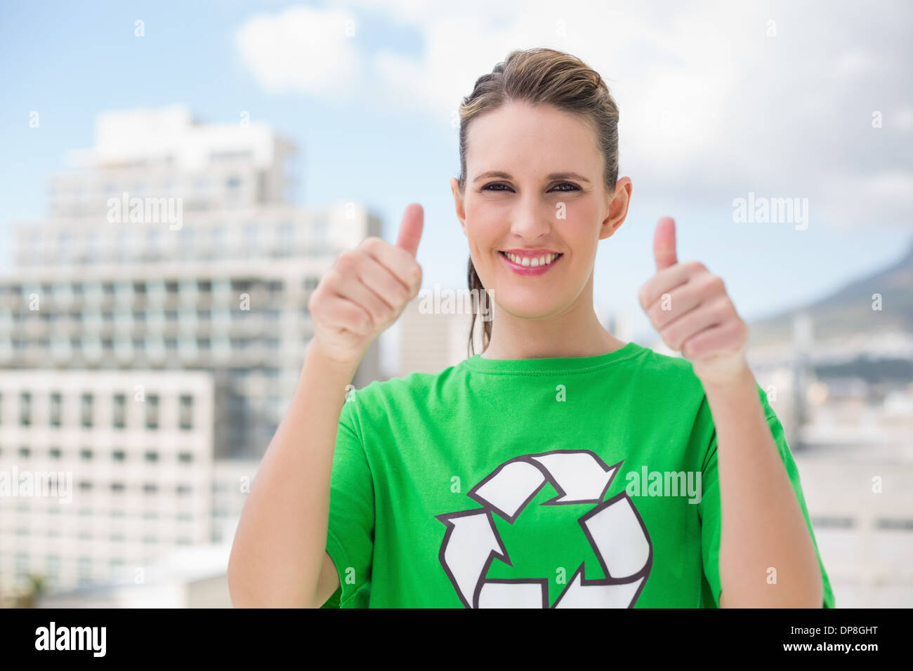 Sorridente attivista ambientale dando pollice in alto Foto Stock
