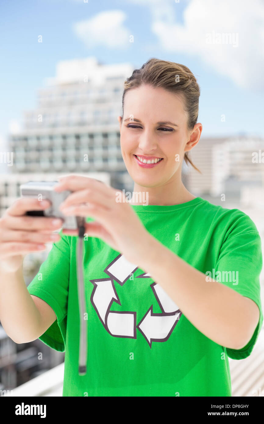 Sorridente attivista ambientale tenendo un auto picture Foto Stock