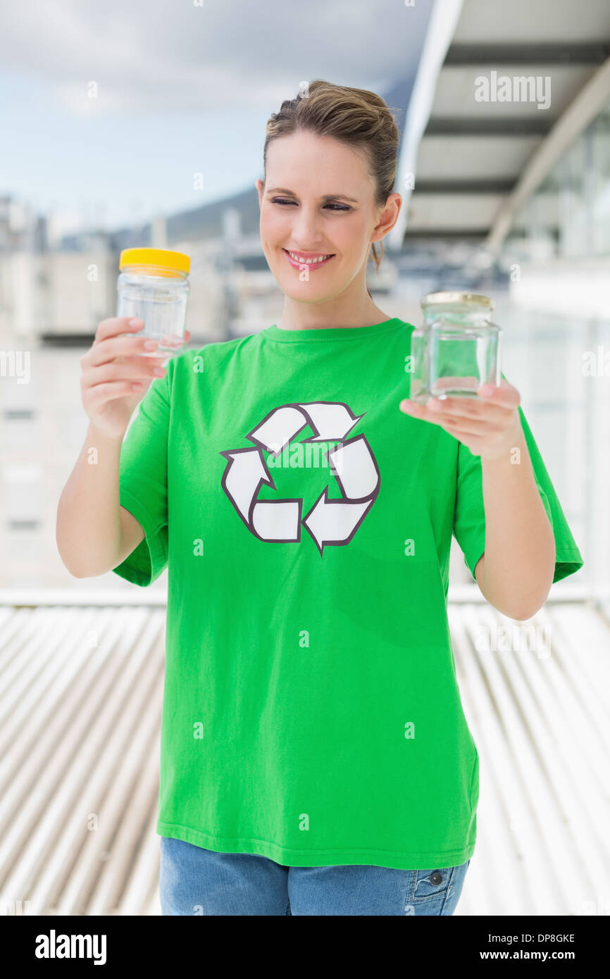 Attivista allegro azienda vasi di vetro Foto Stock